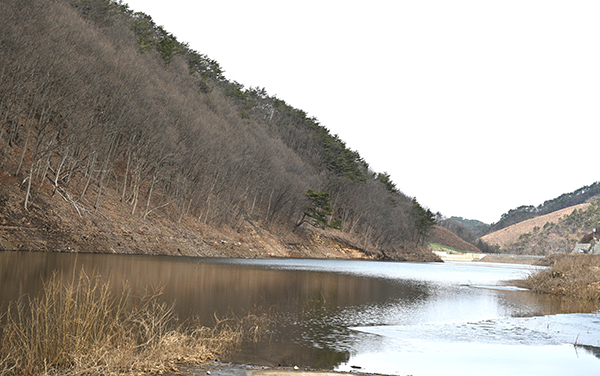 한국농어촌공사가 추진한 수한면 노성리 수한저수지 조성사업이 완공되어 70%의 담수율을 보이고 있다.