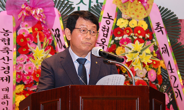 구희선 조합장이 대의원 및 임원들에게 축협의 사업 전반에 대해 설명하고 있다.