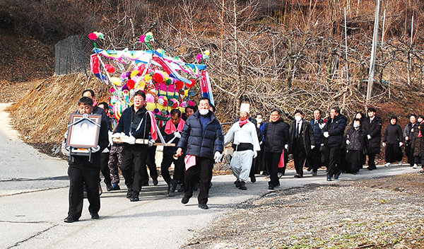 내북면 적음리 주민들이 101세 하재임 할머니를 꽃상여로 운구하며 영면을 기원하고 있다.