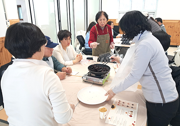 지역자원 체험여행을 온 체험객들이 삼승면 우송영농조합법인을 찾아 대추정과 만들기 체험을 하고 있다.