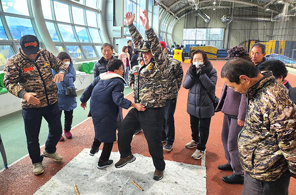 대한적십자봉사회 보은지구협의회 주관으로 열린 2024 정월대보름 민속행사에서 신명나는 윷놀이 판이 펼쳐지고 있다. 이날 윷놀이에는 총 76개팀 456명이 출전하는 등 윷놀이 대회의 인기를 짐작케 했다. 윷놀이 우승팀에게는 상금 100만원이 주어졌다.