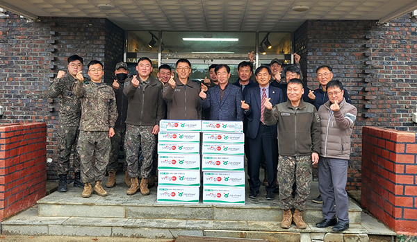김종희 보은군재향군인회 회장을 비롯한 임원들이 장안부대를 찾아 물품을 전달하고 있다.