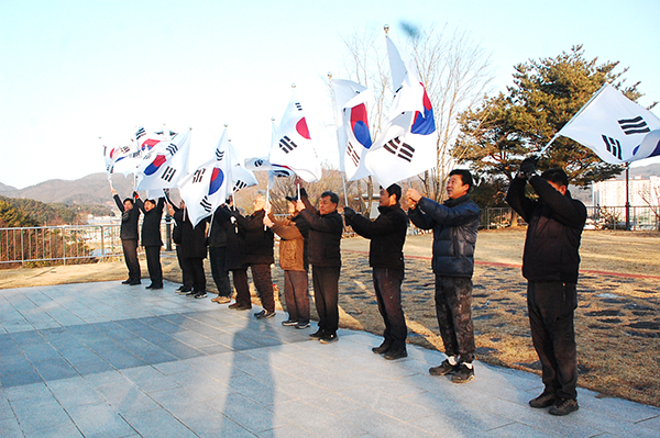 보은군보훈단체 회장들이 3.1절 105주년을  기리며 태극기를 휘날리고 있다.