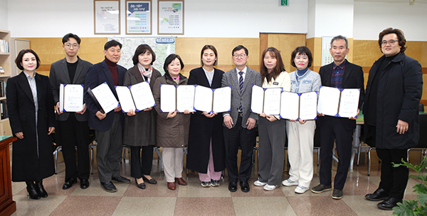 보은군립합창단원으로 위촉된 신규 단원과 새로 지휘봉을 잡은 곽정아 단무장이 안남호 보은부군수로부터 위촉장을 전달받고 기념촬영을 하고 있다.