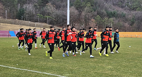 남자축구 1부 축구단 강원FC 선수단이 보은스포츠파크 공설운동장에서 다가올 시즌을 대비 몸을 만들고 있다. /제공 보은군