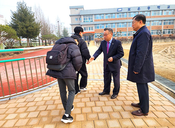 이은진 교육장이 보은중학교를 방문해 등교하는 학생들의 손을 잡아주며 힘을 불어넣어주고 있다.