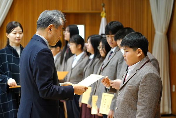 보덕중학교 총동문회에서 2024년 입학생들에게 입학축하금을 전달하고 있다.