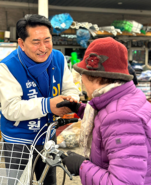 민주당 동남4군 이재한 후보가 시장을 돌며 자신의 출마를 알리고 있다. /제공 민주당 사무실