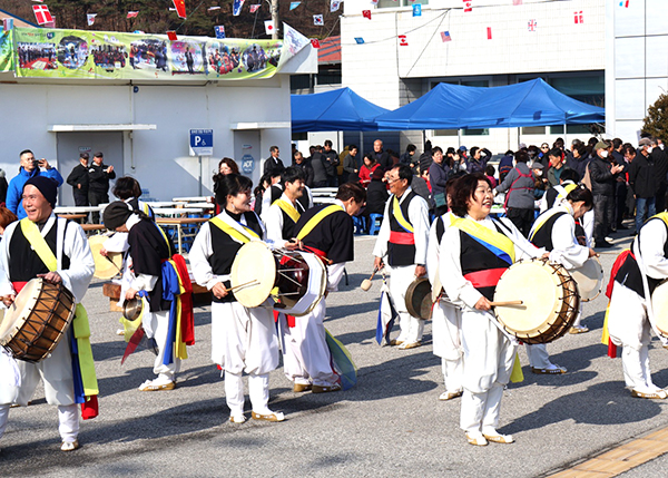 산외면 풍물패가 25회 민속한마당 축제 식전행사로 고고장구를 선보이며, 축제 흥을 한껏 돋우고 있다.