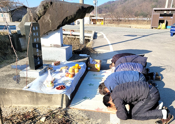 학림리 주민들이 선덕불망제를 올리고 있다.