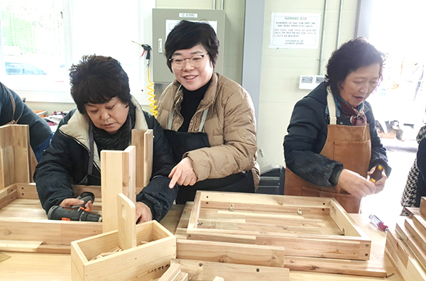 한여농보은군연합회 회원들이 목공체험의 일환으로 혼상을 제작하고 있다.