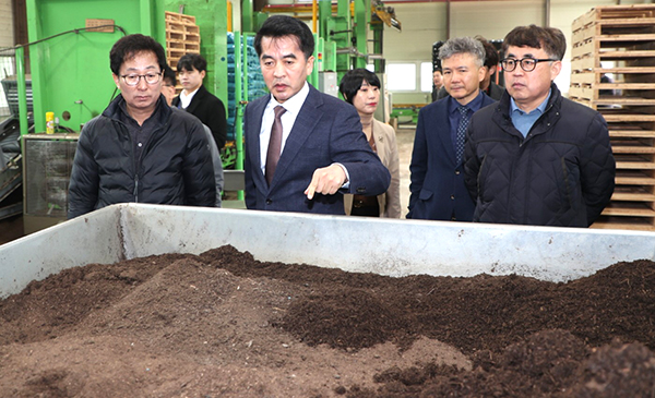 최재형 군수와 최부림 보은군이장 등 보은군 공무원들이 샘골농협 가축분뇨자원화센터를 방문해 가축분뇨를 처리하는 방식을 직접 관찰하고 있다. /제공 보은군청