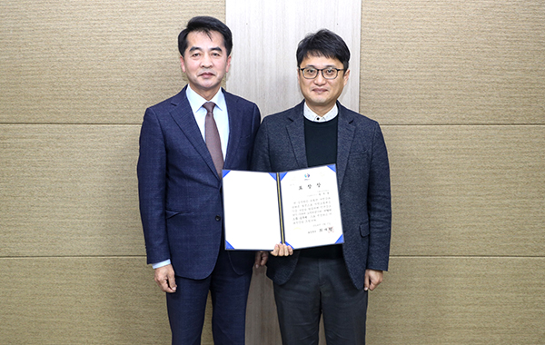 보은군이 직원의 사기진작과 열심히 일하는 공직 분위기 조성을 위해 올해부터 으뜸 공무원을 선정해 시상하고 있다. 첫 으뜸 공무원으로 뽑힌 방석종 팀장(우측)에게는 표창장 수여와 함께 70만원 상당의 국내연수 기회가 부상으로 주어졌다.