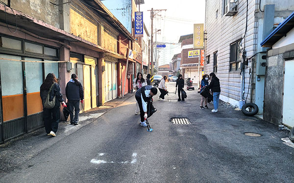 보은군이 지난 14일 청정 보은 이미지를 제공하기 위해 기관 사회단체 주민 등 2500여명이 참여하는 봄맞이 대청소를 실시했다.