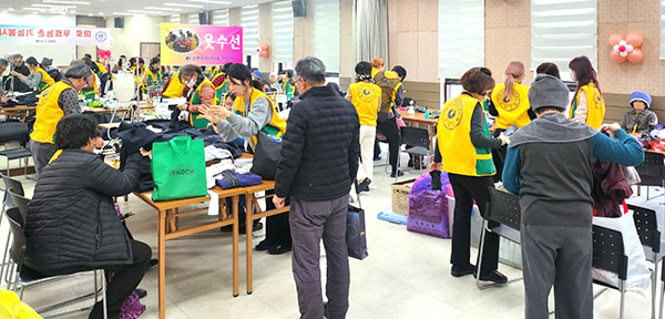 한국기능선수회 충북지회 회원들이 18일 마로면복지회관에서 기능봉사 활동을 펼치고 있다.