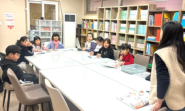 다문화가족 자녀들이 보은군가족센터에서 중국어 수업에 참여하고 있다.