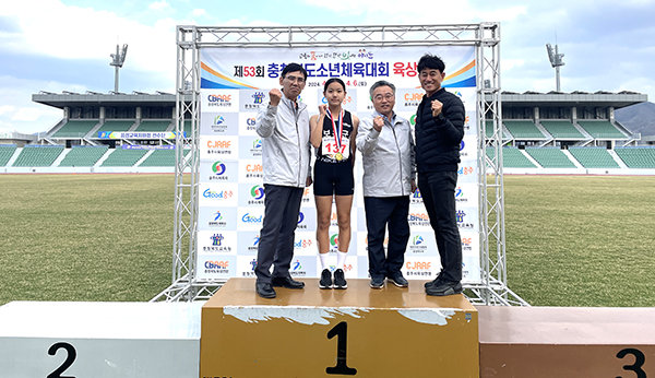 충북소년체육대회 육상에 출전해 금메달을 획득한 백서윤 선수가 최인길 교장, 이은진 교육장, 유석윤 교감과 함께 이를 자랑하고 있다.