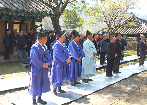 보은향교 구연견 전교를 비롯한 유림들이 고봉사를 찾아 춘향제를 봉행하고 있다.