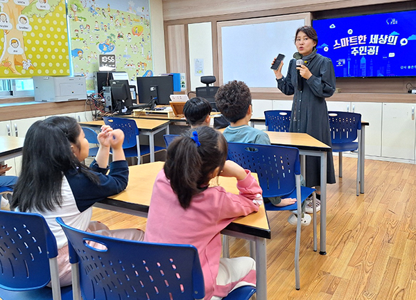 판동초 학생들이 홍은주 강사로부터 지능정보서비스 과의존 탈피의 필요성에 대한 교육을 받고 있다.