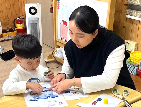 보은군가족센터 강사가 다문화자녀에게 맞춤형 교육을 제공하고 있다.