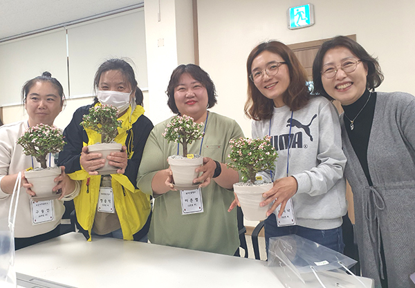 학부모와 지역 성인 장애인들이 교육청에서 개최한 ‘사랑의 공동체, 힐링 아카데미’에 참여하고 있다.