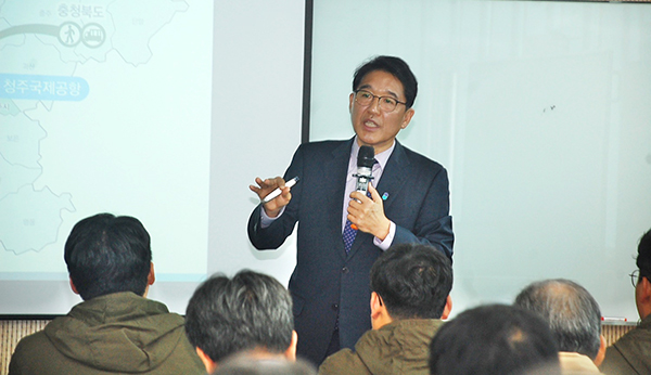맹경재 충북경제자유구역청장이 방향과 계획등을 역설하고 있다.