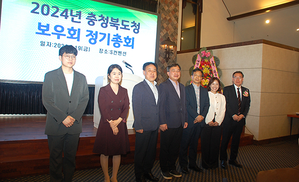 이택수(우측 첫 번째) 보우회장이 임원들을 소개하고 있다.