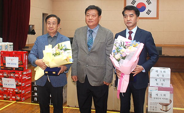 안광용 보은고 총동문회장이 동문회장을 역임한 김윤식 회장과 최재형 회장에게 공로패를 전달하고 있다.