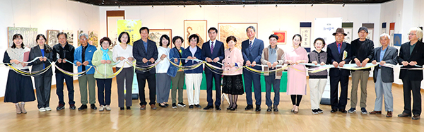 지난 18일 보은문화원 지하전시장에서 열린 한국미술협회 보은지부 창립초대전 오픈식에서 보은예총 오계자 회장(왼쪽에서 열 번째), 최재형 보은군수, 정기호 보은미술협회장 등 참석자들이 테이프 커팅을 하고 있다.