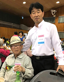 사진은 운강 김병직 선생과 아들 김종희씨. 우측은 운강 선생의 한시 ‘청명 한식(淸明 寒食)’ 좌측은 아들 김종희 씨의 ‘운강가(雲岡家)’