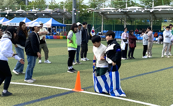 보은지역 작은학교 학생들이 모여 어울림 운동회를 갖고 있다.