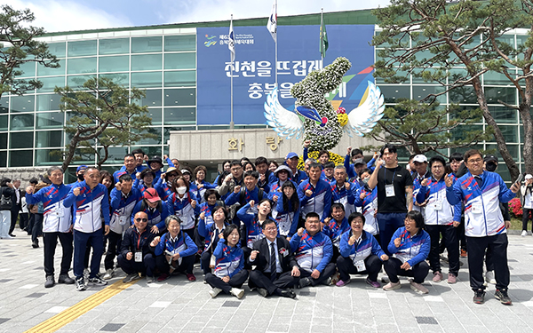 보은군 장애인체육회원들이 진천군에서 열린 충북 장애인도민체육대회에서 필승을 다짐하며 기념촬영을 하고 있다. /제공 보은군장애인체육회