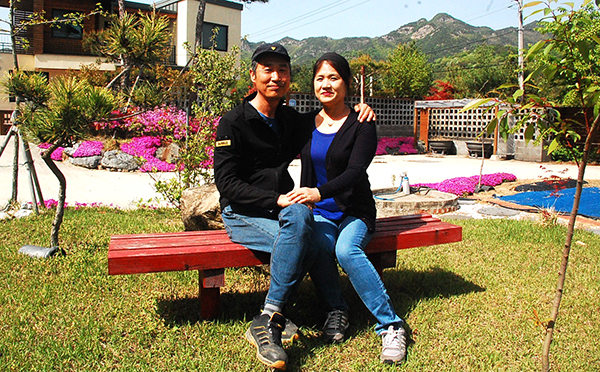 아름답고 정겨운 삶을 역어가는 이두희 박난경씨 부부.