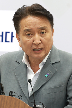 김영환 충북지사가 도청 브리핑룸에서 충북형 저출산 대책을 발표하고 있다.