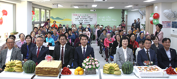보은군 실버복지관이 어버이날을 맞아 복지관 이용회원 어르신들의 생신잔치, 다올예술단의 축하공연 및 점심배식봉사를 통해 섬김, 공경, 사랑을 직접 실천했다. /제공 보은군실버복지관