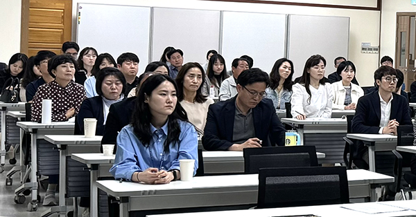 보은교육지원청 공직자들이 성희롱·성폭력 예방 및 갑질 근절 교육을 받고 있다.