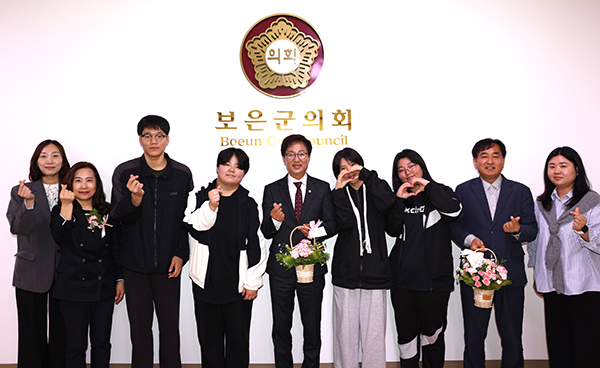 보은군학교밖청소년들이 보은군의회를 찾아 사랑이 가득담긴 카네이션을 전달하고 있다.
