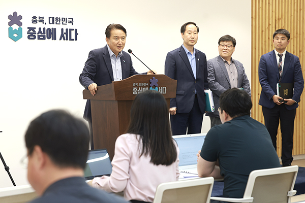 김영환 충북지사가 17일 우경수 전 보은부군수(현 충북도 농정국장) 등이 도열한 가운데 충북 귀농귀촌 활성화 추진 전략에 대해 발표하고 있다.