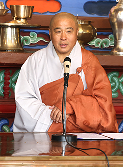 법주사 주지 정덕 스님이 7일 개최된 주지 취임 고불식에서 취임사를 하고 있다.