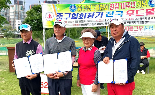 박창흠(사진 오른쪽 첫 번째)선수를 비롯한 선수들이 성적을 자랑하며 상장을 들어 보이고 있다.