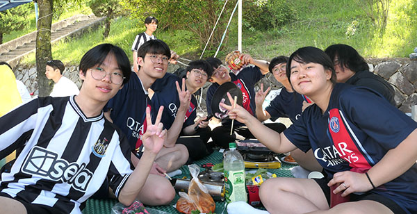 보은고 학생들이 사제동행 체육 한마당 잔치에 만족을 표하고 있다.