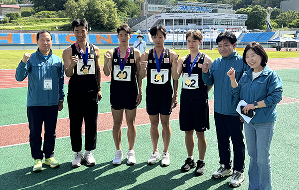보은군 육상선수들이 금. 은 동메달을 목에 걸고 보은군 스포츠 발전을 기약하고 있다.