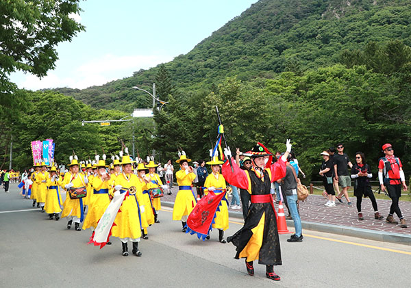 취타대가 속리산축제 개막 행진을 하고 있다.