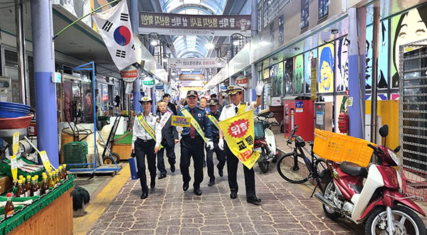 보은경찰서와 관련 기관 단체 관계자들이 교통안전 캠페인을 펼치고 있다.