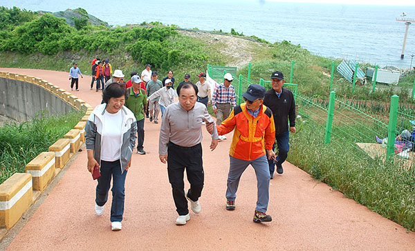 산악회원들이 후포등기산을 오르고 있다.