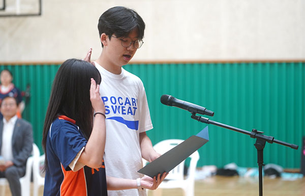 회인&보덕 학생들이 한마음 체육축제에서 규칙준수 선서를 하고 있다.