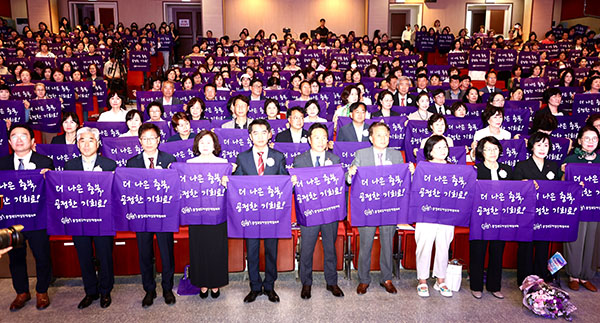 지난 21일 보은군 문화예술회관에서 열린 제28회 충북 여성대회에서 참석자들이 손수건으로 퍼포먼스를 선보이고 있다.