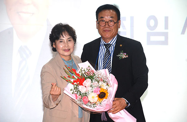 삼산초총동문회 오규택 신임회장의 동창으로부터 화환을 전달받고 있다.