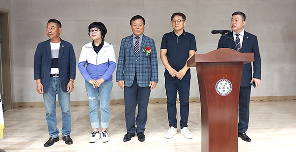 앞으로 1년 세중초 총동문회를 이끌어 갈 새 임원진. 왼쪽부터 이강희.박학순 수석 부회장, 김학건 회장, 홍찬웅 재무국장, 최국정 사무국장.
