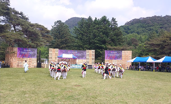 사물놀이 공연으로 축제 시작보은군 풍물연합회의 흥겨운 가락으로 속리산축제 문을 열었다. 태평소 연주에 꽹과리, 북, 징, 장구 등의 소리가 한데 어우러진 45회 보은군 민속풍물경연대회가 속리산 잔디공원을 화려하게 수놓았다. 보은군 11개 읍면의 신명나는 풍물패 공연에 축제장을 찾은 관광객도 어깨춤을 들썩이며 축제를 즐겼다. 경연대회에서는 탄부면 풍물패가 최우수상 트로피와 상금 100만원을 수여받았다. 사진은 우수상에 오른 산외면 풍물패의 웃다리 공연.